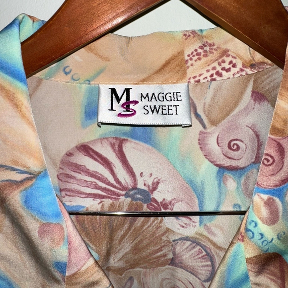 Maggie Sweet Vintage Women’s Button Down Shirt Size L Beige Blue Shell Print - Picture 2 of 10